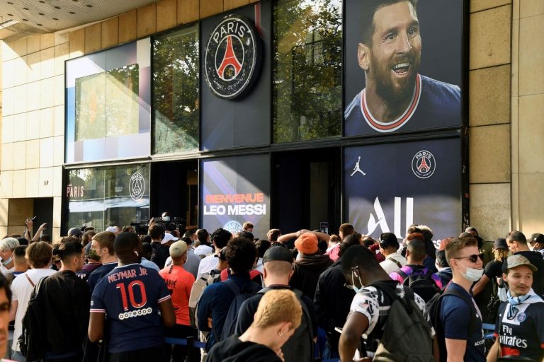 Ουρές από φίλους της Παρί για να αγοράσουν μια φανέλα του Μέσι