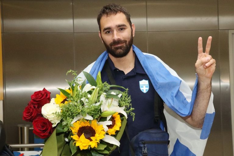 Αποθεωτική υποδοχή του Ιακωβίδη στο αεροδρόμιο! (ΦΩΤΟΣ)