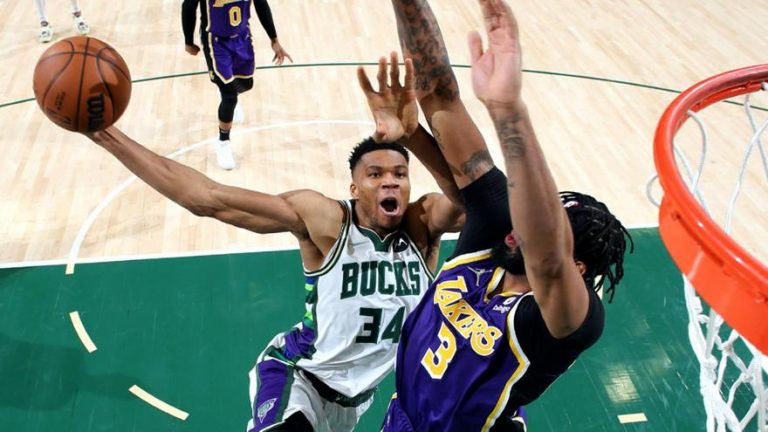 Με απίθανο Γιάννη, οι Μπακς διέλυσαν τους Λέικερς