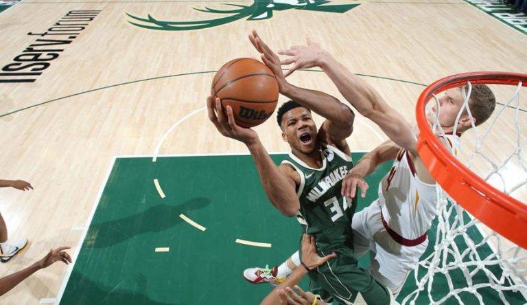 «Πάρτι» των Μπακς στα γενέθλια του Γιάννη