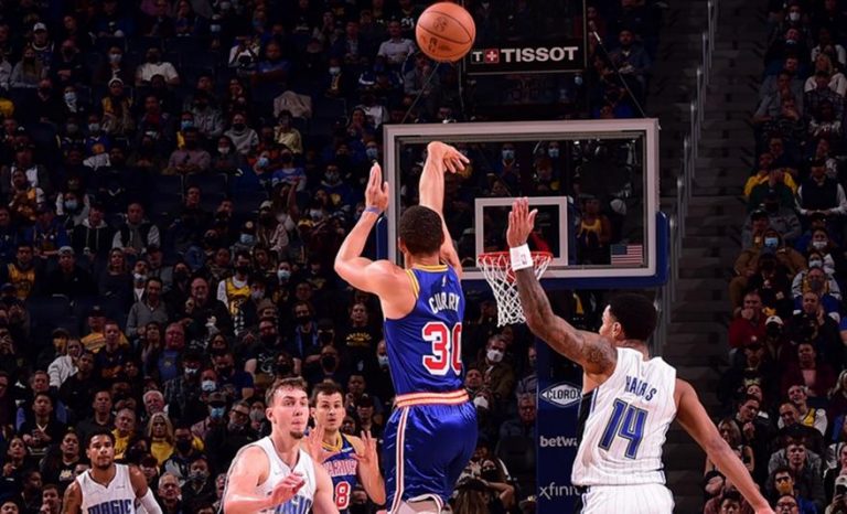 Ο Κάρι οδηγεί τους Γουόριορς και φουλάρει για ρεκόρ