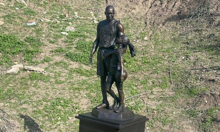 Άγαλμα του Κόμπε με την Τζιάνα στο σημείο πτώσης του ελικοπτέρου!