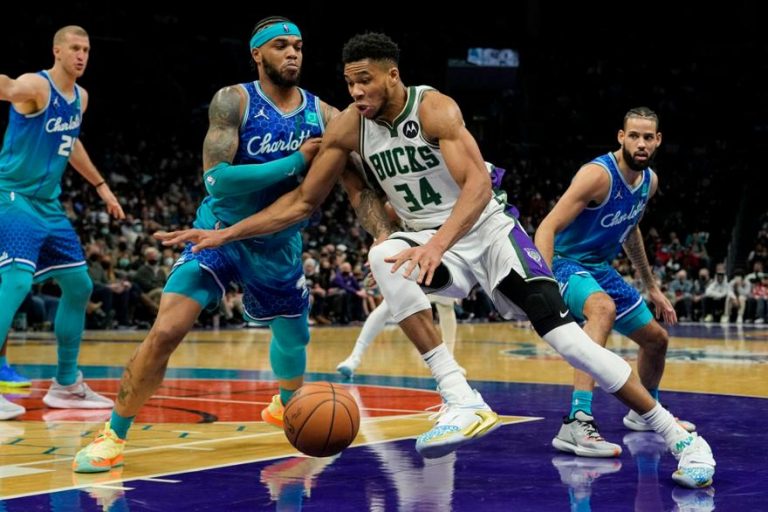 Πάλεψαν μόνοι τους Γιάννης-Μίντλετον, νέα ήττα στη Σάρλοτ για τους Μπακς