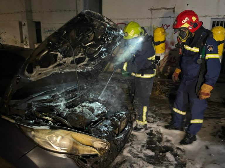 Κάηκαν οχήματα οπαδών του ΑΠΟΕΛ στο Τσίρειο!