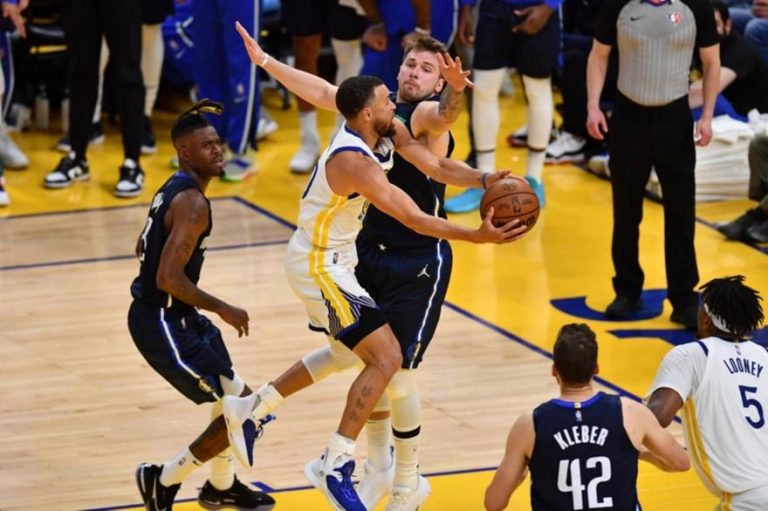 Οι Γουόριορς υπερίσχυσαν της «40άρας» του Ντόντσιτς και έκαναν το 3-0