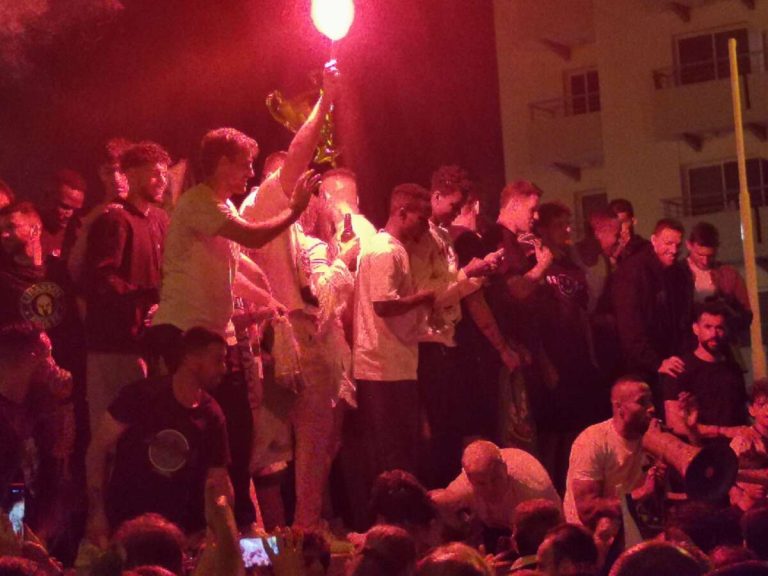 Το αφεντικό τρελάθηκε: Ο επενδυτής του Άρη με φωτοβολίδα στο χέρι!